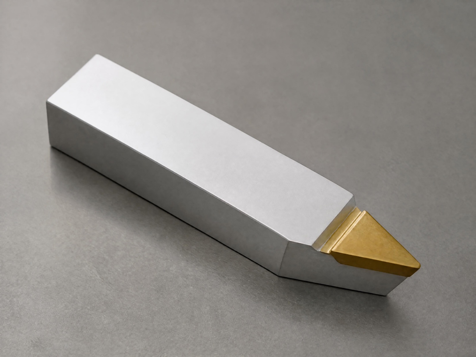 Single carbide-tipped turning tool